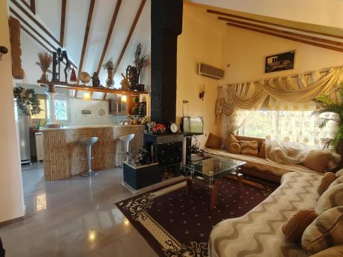 a living room with a couch and a kitchen at Appartement de céder in Azrou
