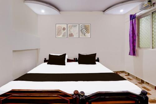 Postel nebo postele na pokoji v ubytování Hotel O SHIVA RESIDENCY