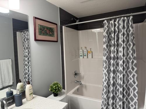 Ένα μπάνιο στο Cozy Nest - 2 Bed Rooms Suite at Glacier Ridge