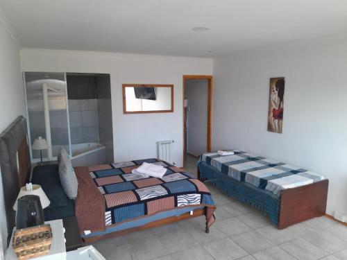 una camera da letto con un letto e una vasca da bagno di El Nogal a Coronel Suárez