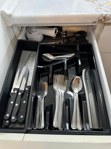 カサグランデにあるCozy Casita in Casa Grandeの調理器具入り引き出し