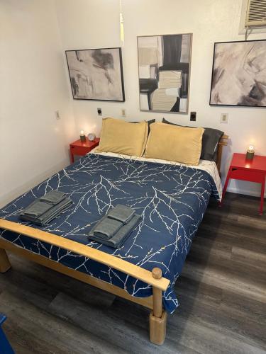 カサグランデにあるCozy Casita in Casa Grandeのベッドルーム1室(大型ベッド1台、青い掛け布団付)