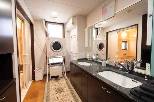 ein Badezimmer mit zwei Waschbecken und zwei Spiegeln in der Unterkunft Alphabed Villa Waka - Vacation STAY 17109 in Takamatsu