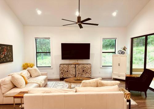 een woonkamer met een bank en een flatscreen-tv bij Deluxe Fun House - Pet Friendly in Piney