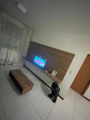 Μια τηλεόραση ή/και κέντρο ψυχαγωγίας στο Apartamento no Iloa Residence