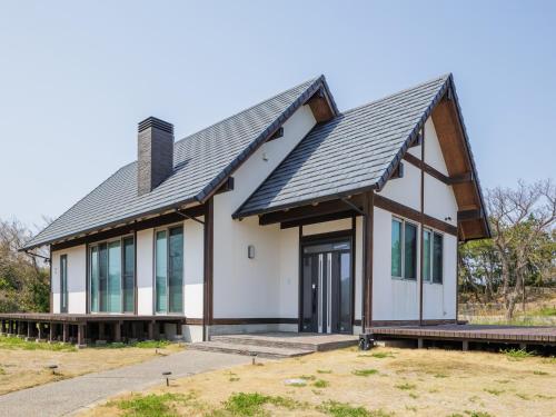 una casa con techo de metal en New OPEN！ Luxury Seaside Villa 神湊　駐車場無料　海辺の別荘　, en Kōnominato