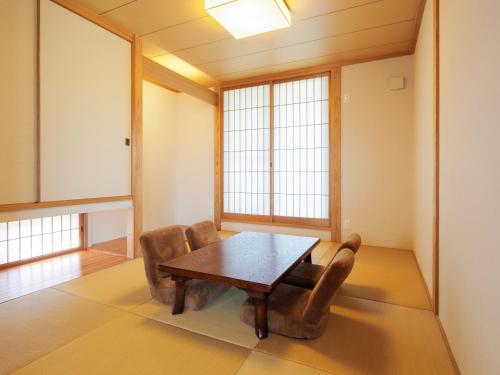 Un comedor con mesa y sillas en New OPEN！ Luxury Seaside Villa 神湊　駐車場無料　海辺の別荘　, en Kōnominato