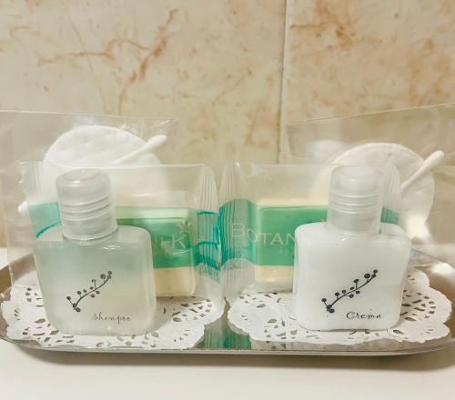 two bottles of soap are sitting on a plate at Hotel Posada Maria Sofia in Cholula