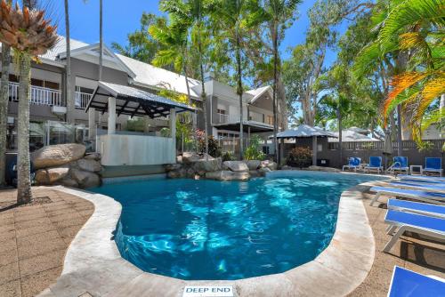 Der Swimmingpool an oder in der Nähe von Ocean Outlook - Absolute Beachfront Studio