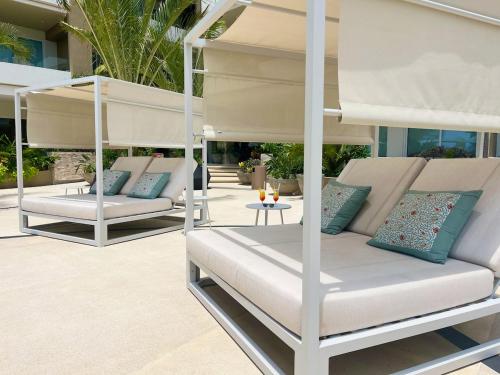 two bunk beds in a patio with a table at CONDO FRENTE AL MAR Hermoso con amenidades in Bucerías