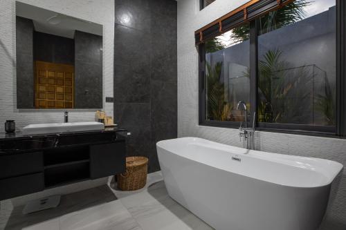 Un baño de Andaman Paradise 2 Luxury 4 Bedrooms Pool Villa