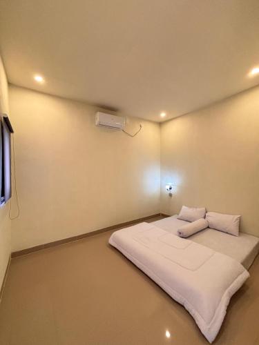 a small room with a bed and a tv at Homestay fafefa in Serang