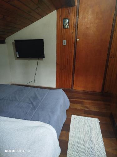 Televisyen dan/atau pusat hiburan di Hostel Maringa-Centro