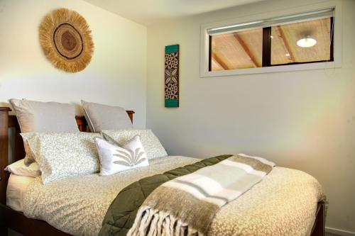 Un dormitorio con una cama con almohadas y una ventana. en No3onfraser, en Twizel