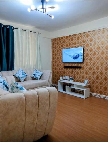 TV a/nebo společenská místnost v ubytování Nest by BonaY, 1-Bedroom Apartment with Balcony & WIFI in Kisumu-Tom Mboya