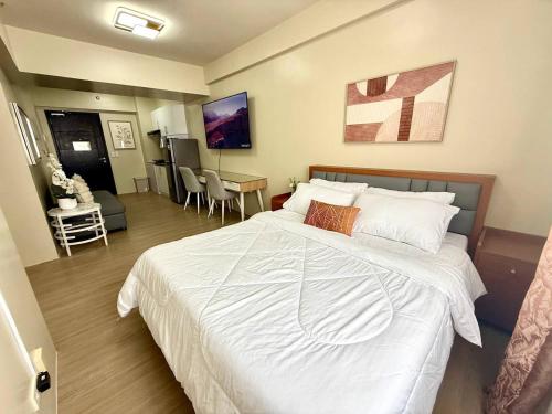 Ένα ή περισσότερα κρεβάτια σε δωμάτιο στο Avida Dos in Iloilo City Ayala Property Rentals by Madz