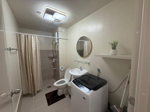 Ένα μπάνιο στο Avida Dos in Iloilo City Ayala Property Rentals by Madz