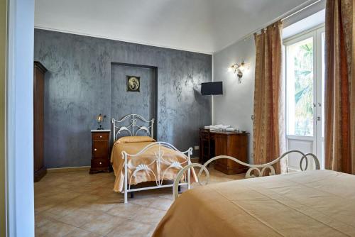 sypialnia z 2 łóżkami i oknem w obiekcie Agriturismo Conte Ruggero w mieście Centuripe