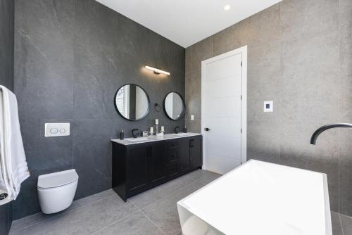 Gallery image of Elite 5 BR, Lake, Gym, Sauna, Thtr, OutD FP & Ktcn in Burlington