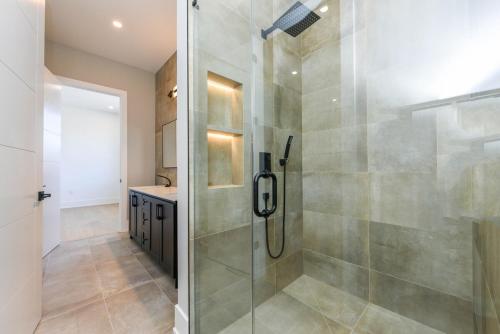 Gallery image of Elite 5 BR, Lake, Gym, Sauna, Thtr, OutD FP & Ktcn in Burlington