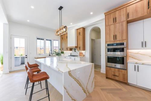Gallery image of Elite 5 BR, Lake, Gym, Sauna, Thtr, OutD FP & Ktcn in Burlington