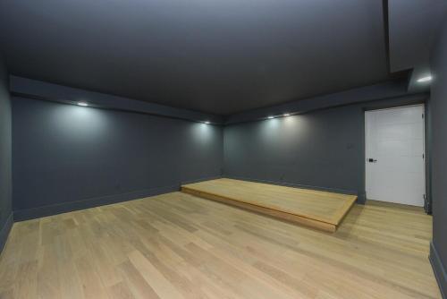 Gallery image of Elite 5 BR, Lake, Gym, Sauna, Thtr, OutD FP & Ktcn in Burlington