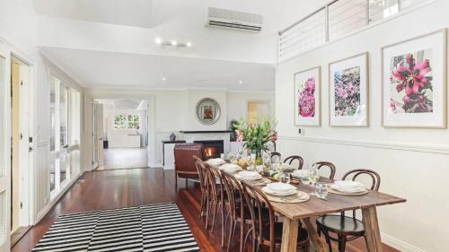 a dining room with a table and chairs at Southrose Cottage in Moss Vale