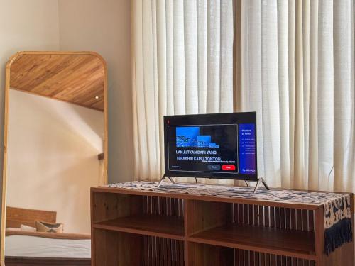 a computer monitor sitting on a desk in a room at 1 Br Ruang Tenang Ubud, Great Location in Ubud