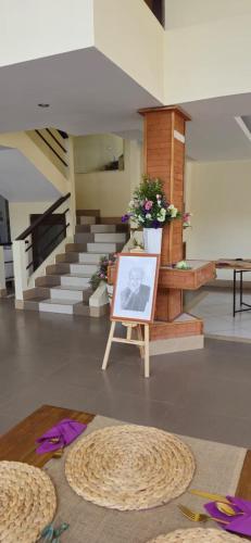 a room with a picture on a easel in a building at Casa Tabolango , Limache in Limache