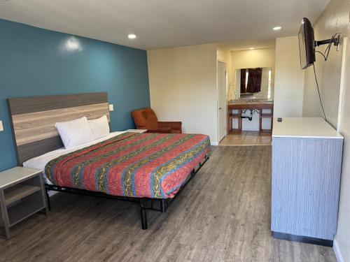 a hotel room with a bed and a television at Anaheim National Inn in Anaheim