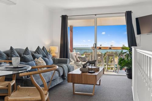 un salon avec un canapé et une table dans l'établissement Ocean Edge - Resort Pool, Tennis, Bbq, Beach, à Sapphire Beach