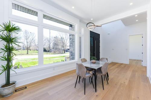 Gallery image of Luxury 5 BR, Gym, Sauna, Thtr, OD FP & Ktcn, Lake in Burlington