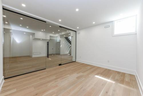 Gallery image of Luxury 5 BR, Gym, Sauna, Thtr, OD FP & Ktcn, Lake in Burlington