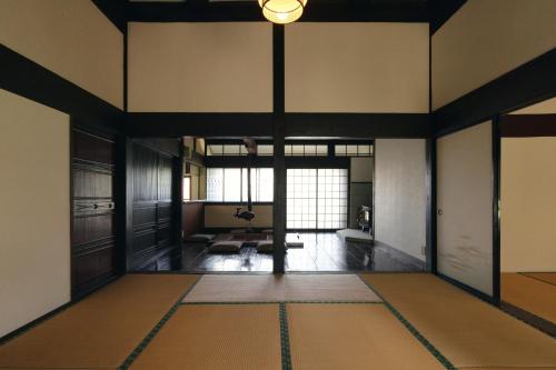an empty room with a large room with a large window at The 離泊 南阿蘇 水の御宿 in Aso