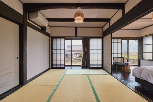 a room with a bed and a window at The 離泊 南阿蘇 水の御宿 in Aso