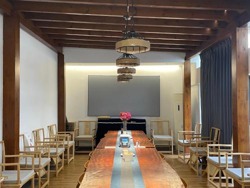 a large conference room with a long table and chairs at Huiyuan Mansion Guangzhou in Guangzhou