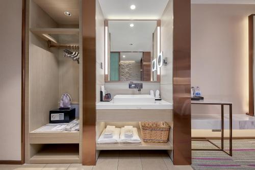 a bathroom with a tub and a sink and a bath tub at Lavande Hotel Guangzhou Panyu Hanxi Changlong Dashi Subway Station in Guangzhou