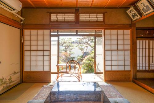 a room with a hot tub in the middle of a room at 岐阜羽島の隠れ家 古民家cocone in Hashima