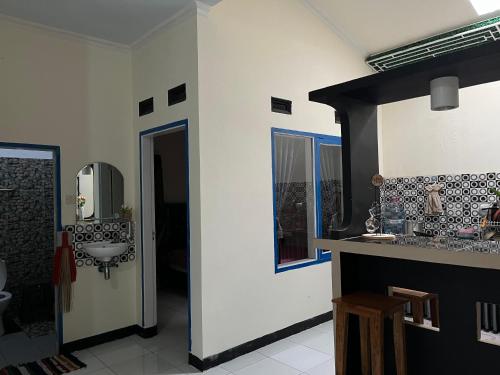 a bathroom with a sink and a mirror at Homestay A51 in Panjalu