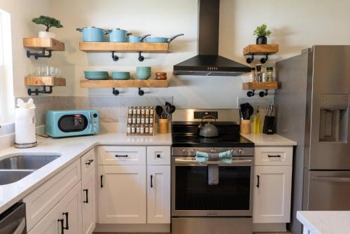Η κουζίνα ή μικρή κουζίνα στο Downtown Mount Dora Hideaway