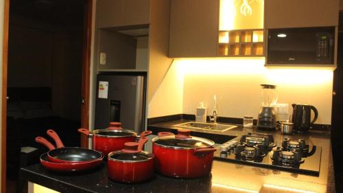 a kitchen with pots and pans on a stove at Moderno Depa Céntrico en Abancay in Abancay