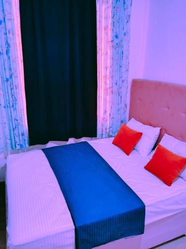 Ένα ή περισσότερα κρεβάτια σε δωμάτιο στο Affordable luxury apartment, walk to city cente
