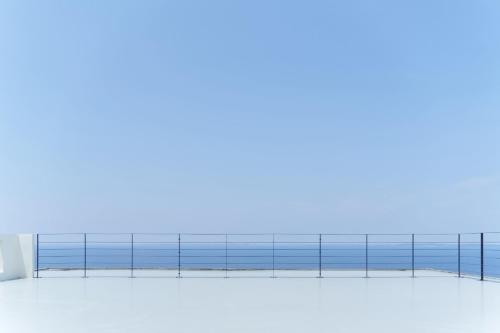 宫古岛Cliff Sky的以海洋为背景的码头图片