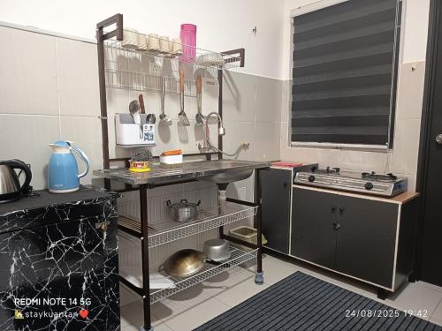 Dapur atau dapur kecil di DEYA HOMESTAY Tanjung Lumpur