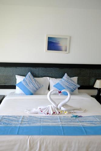 two white flamingos are on a bed at The Regizt Jomtien Pattaya in Jomtien Beach