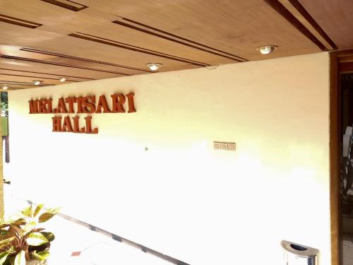 a sign on the wall of a restaurant at Hotel Palem Sari Syariah Batu RedPartner in Punten