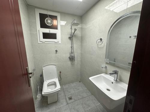 サラーラにあるGloria Suites اجنحة جلورياのトイレと洗面台付きのバスルーム