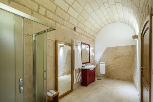 ein Bad mit einer Dusche und einem Waschbecken in der Unterkunft Tre Volte Belle in Carpignano Salentino