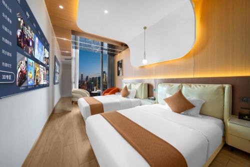 une chambre d'hôtel avec deux lits et une grande fenêtre dans l'établissement Ouchen International Hotel Chongqing Guanyinqiao Pedestrian Street Branch, à Chongqing