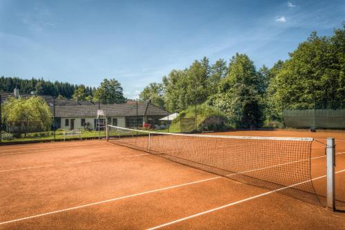 a tennis net on a tennis court at Penzion U Dračice in Nová Bystřice